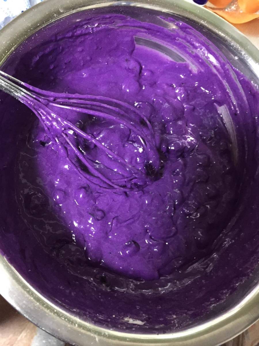 不気味すぎてやばいwwベリーを入れたホットケーキ焼いたらどんどん青くなってきたww