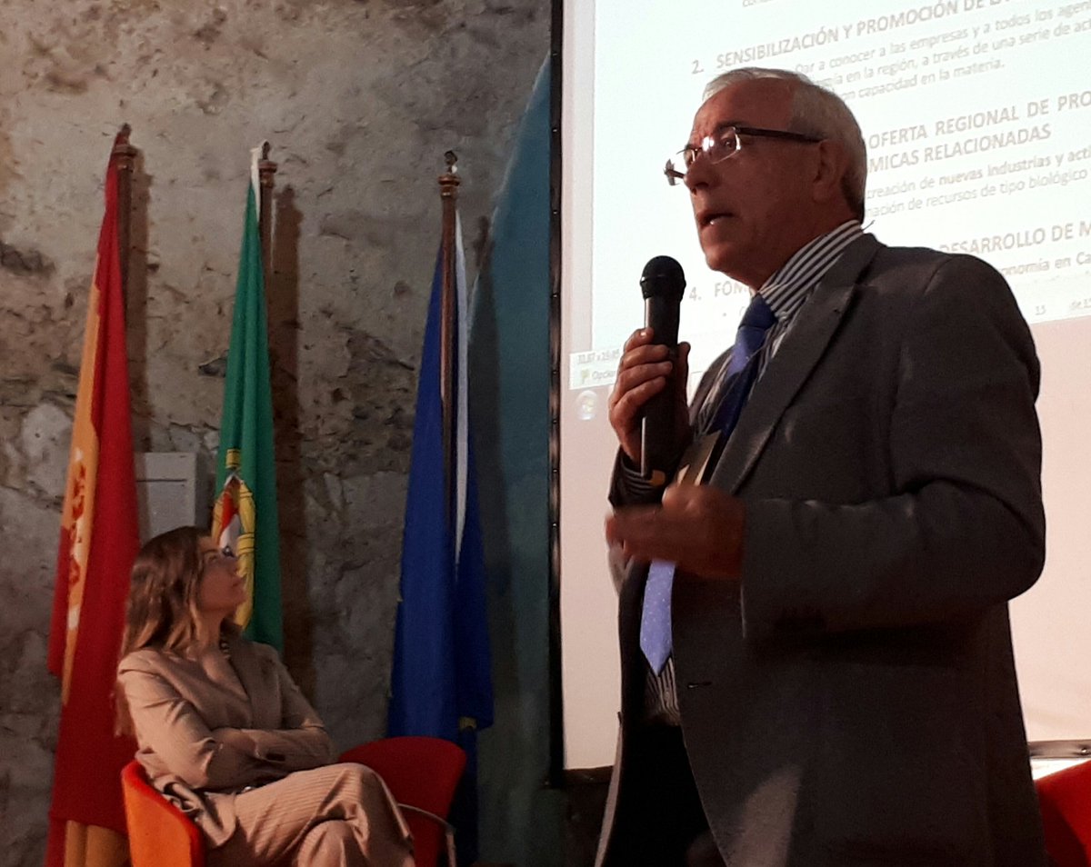 FM_circular's tweet photo. "La palabra 《residuo》 es para el que no tenga imaginación. Mejor verlo como 《subproducto》" Gregorio Antolín, de @jcyl en #ECCE https://t.co/qE914CqB5V