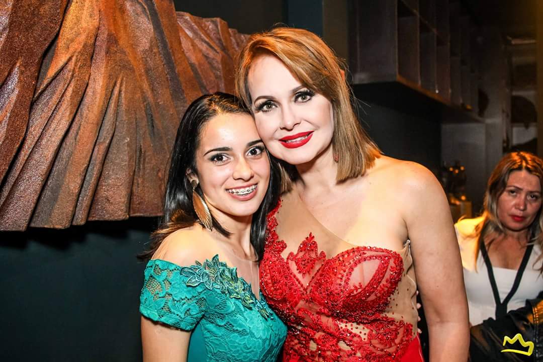 carlasantossc's tweet image. @gabyspanic vc tem noção de quantos anos eu esperei por essa foto e um abraço? TQM ♥️♥️♥️ #4Take  #Curitiba @JuNasciimento @ElyyAlcantara