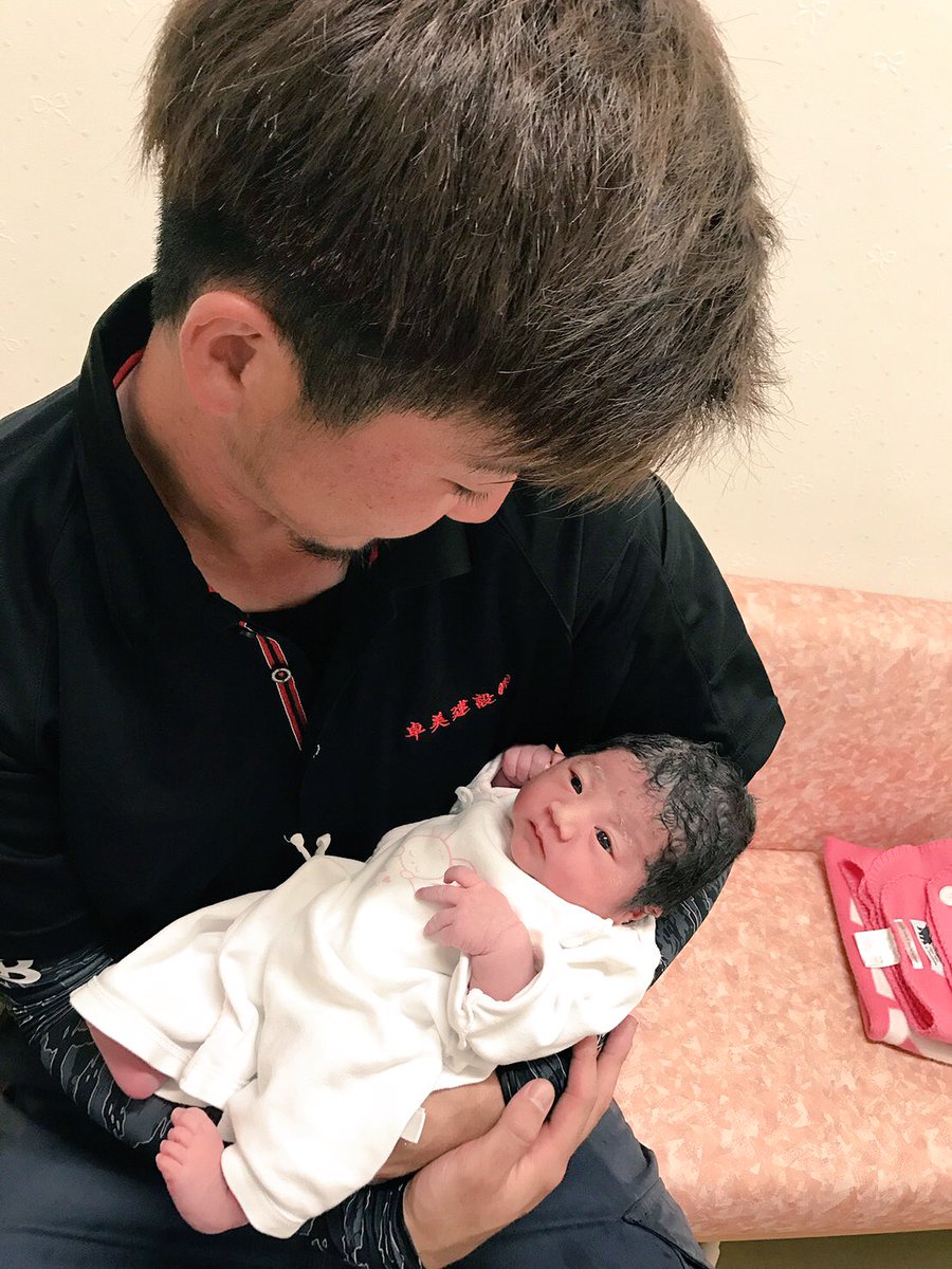 rin67236277's tweet photo. ✨H29.5.19.(Fri) pm12:03✨

✨体重 2892ｇ✨
✨身長 49.0cm✨

名  ❤️秦 一華(はた いちか)❤️

誕生しました😭💓
皆さんよろしくお願いします😌✨

もぉめちゃくちゃ可愛い😭笑 https://t.co/0vOC8ppDr6