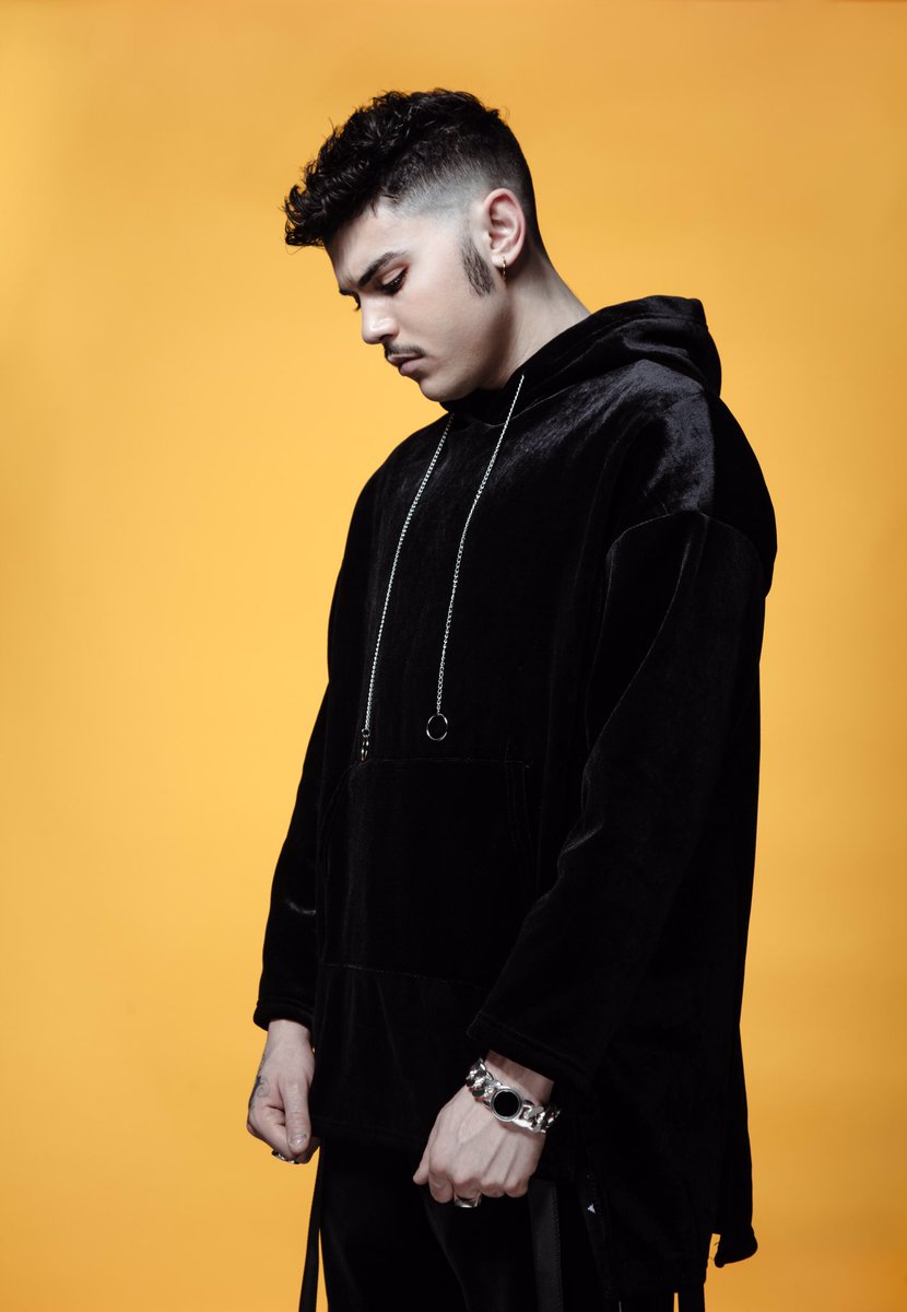 Na Na Na (prod <a href="/djshablo/">SHABLO</a> &amp; <a href="/CharlieDope/">Charlie Charles</a> )

Ascolta il brano : sptfy.com/nanana

Estratto da #Pizzicato : itun.es/it/_uJbjb