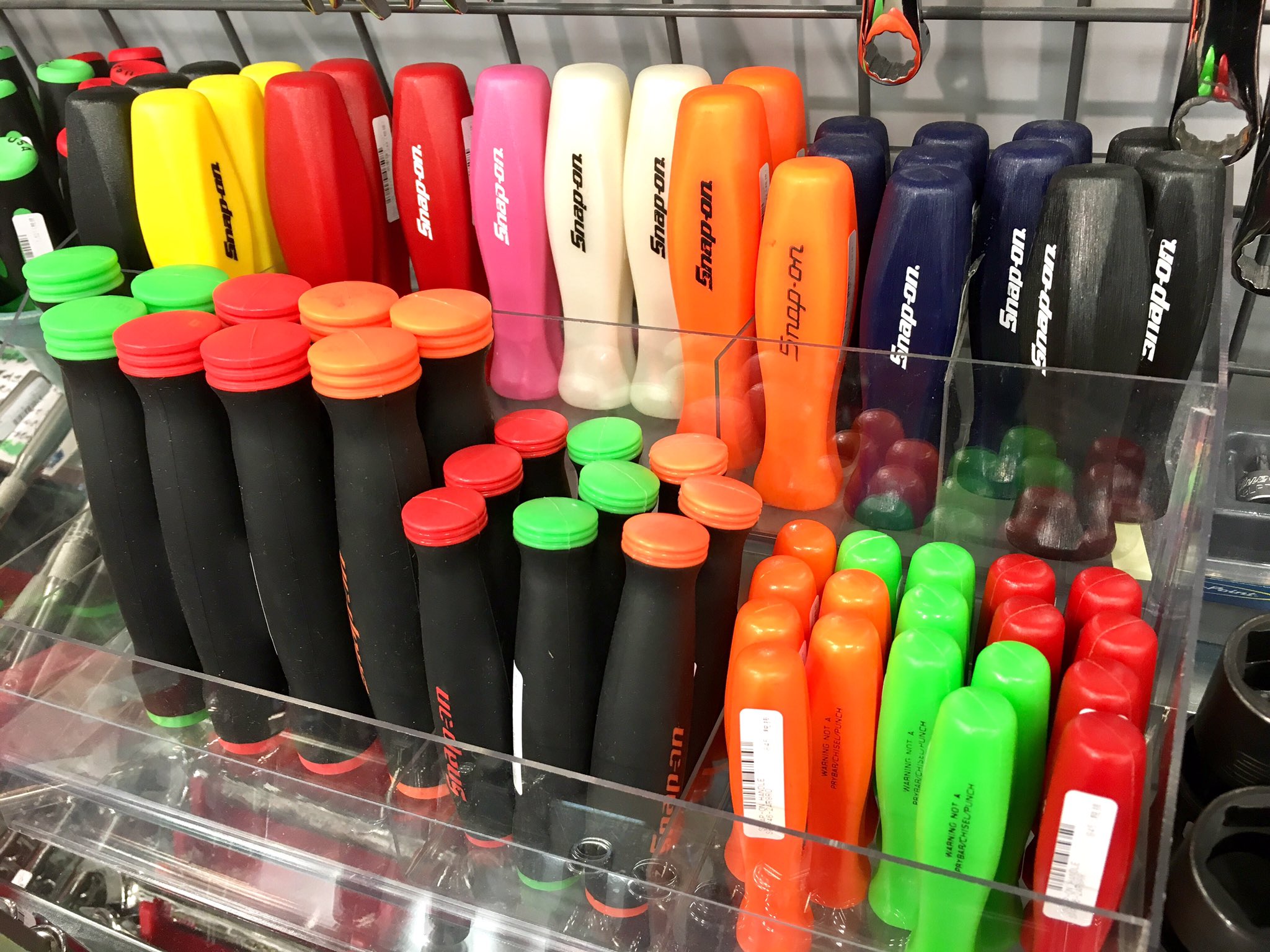 ファクトリーギア 公式 札幌店 Twitterissa 今日の荷物で スナップオンの商品がかなり補充されました レンチ やソケットなども大量にありましたが グリップやキャップなどのグッツ類も入荷しましたので ぜひ今週末に遊びに来てくださいませ By
