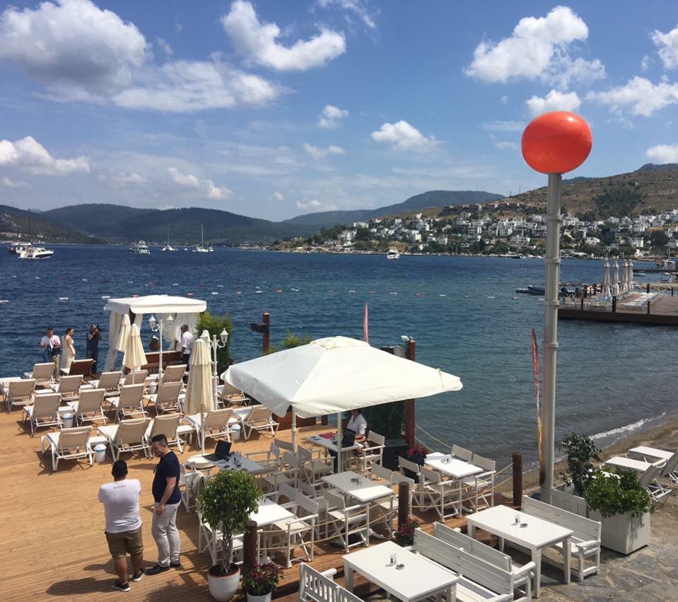 Türkbükü sahilinde neredesiniz diye soranlar, Hardal'ın turuncu topunu takip edin 📍 🤗