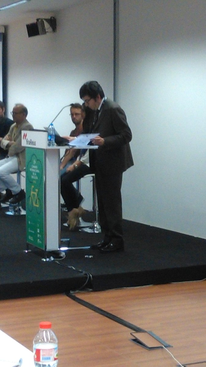 BiTiBiCat's tweet photo. Oriol Juncadella @FGC presenta l'experiència del projecte @BiTiBiCat @biketrainbike al @congresbici https://t.co/kQFyFx1wiJ