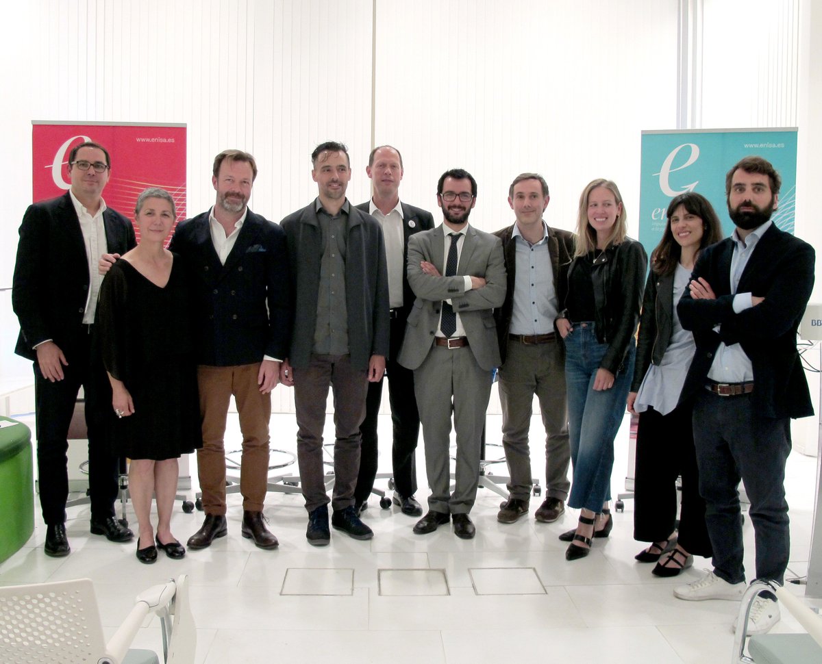 enisa's tweet photo. GRACIAS #clienteEnisa @cubelizer @paracaidistaes @fashiop_com &amp; @Modaes por compartir experiencias con todos nosotros #ColaborarParaCrecer https://t.co/gi3zt9kpmp