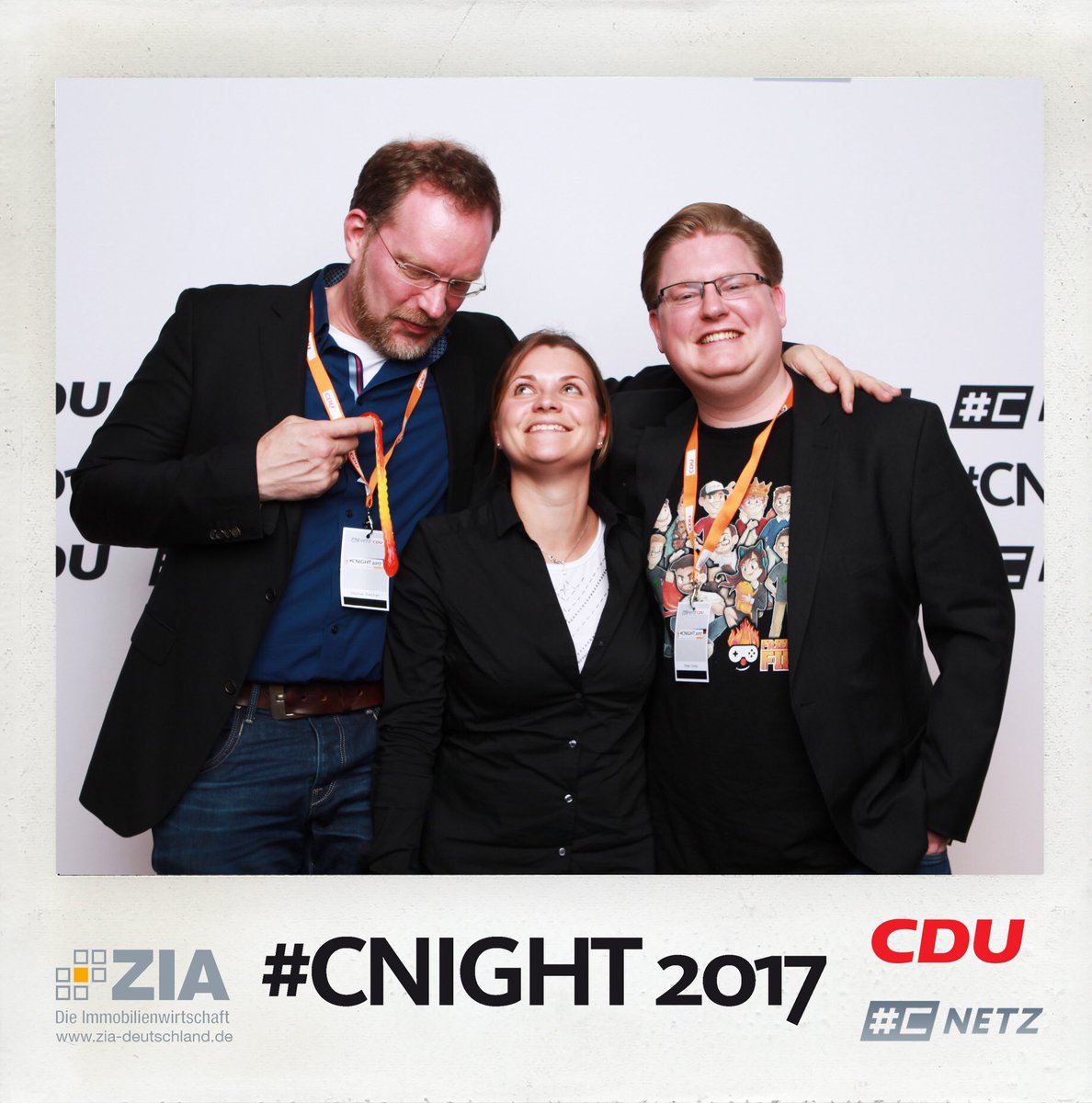 DerReichart's tweet photo. So macht man seriöse Bilder! Wir bei der @CDU #cnight2017 @c_netz @xKeziah @PietSmiet #pietsmiet https://t.co/bCMjihr6Tw