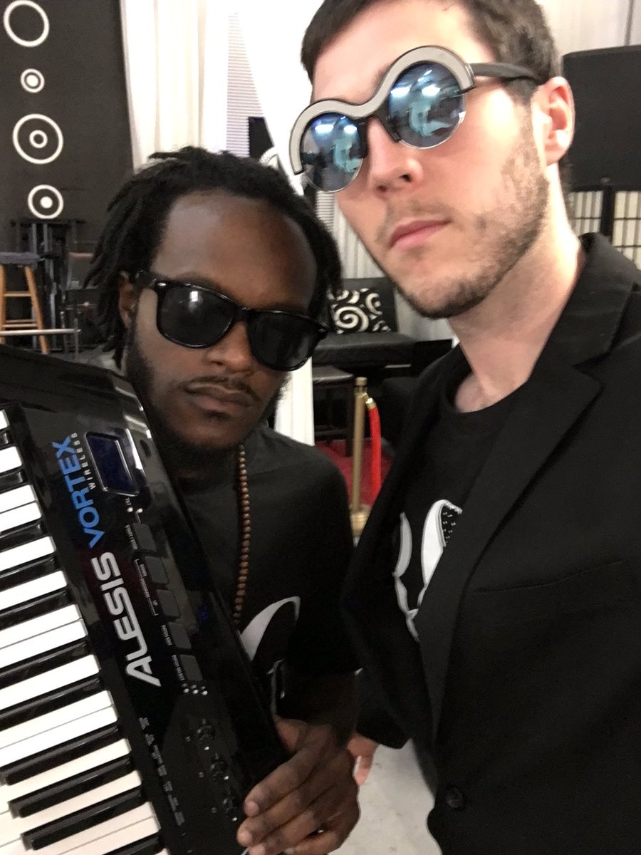 boxofandy's tweet photo. The man himself, BX, and I backstage at the photo shoot 🔫 #bigsoundsbetter https://t.co/Jb8QvJy09g