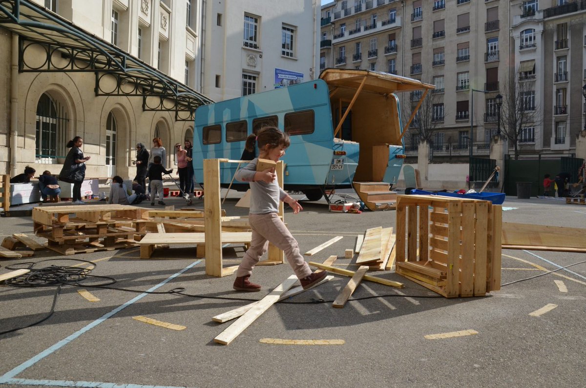 [REF]#lieumobile Une seconde vie pour nos caravanes (atelier, cantine, sauna, lieu interactif), avec La Caravanade! goo.gl/DJpdcH