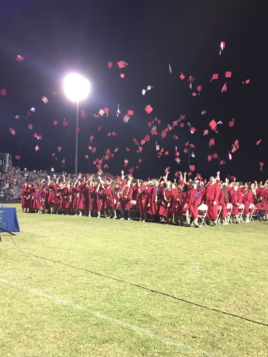 creekwoodhs's tweet photo. It was a perfect night for a Graduation. Congratulations to the Class of 2017!! https://t.co/naUmKysYMr