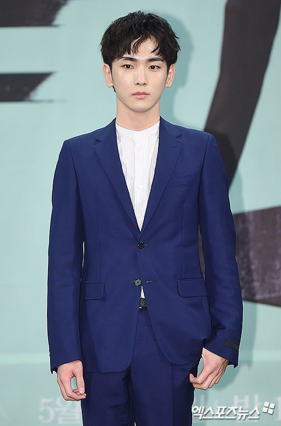 ปกติไอดอลเปลี่ยนจากสเต็จเนมมาใช้ชื่อจริงเวลาทำงานแสดง SMถามคีย์เปลี่ยนไหม คีย์บอกไม่เปลี่ยน "เริ่มต้นจากคีย์ชายนี่ ผมก็อยากทำต่อด้วยชื่อนี้"