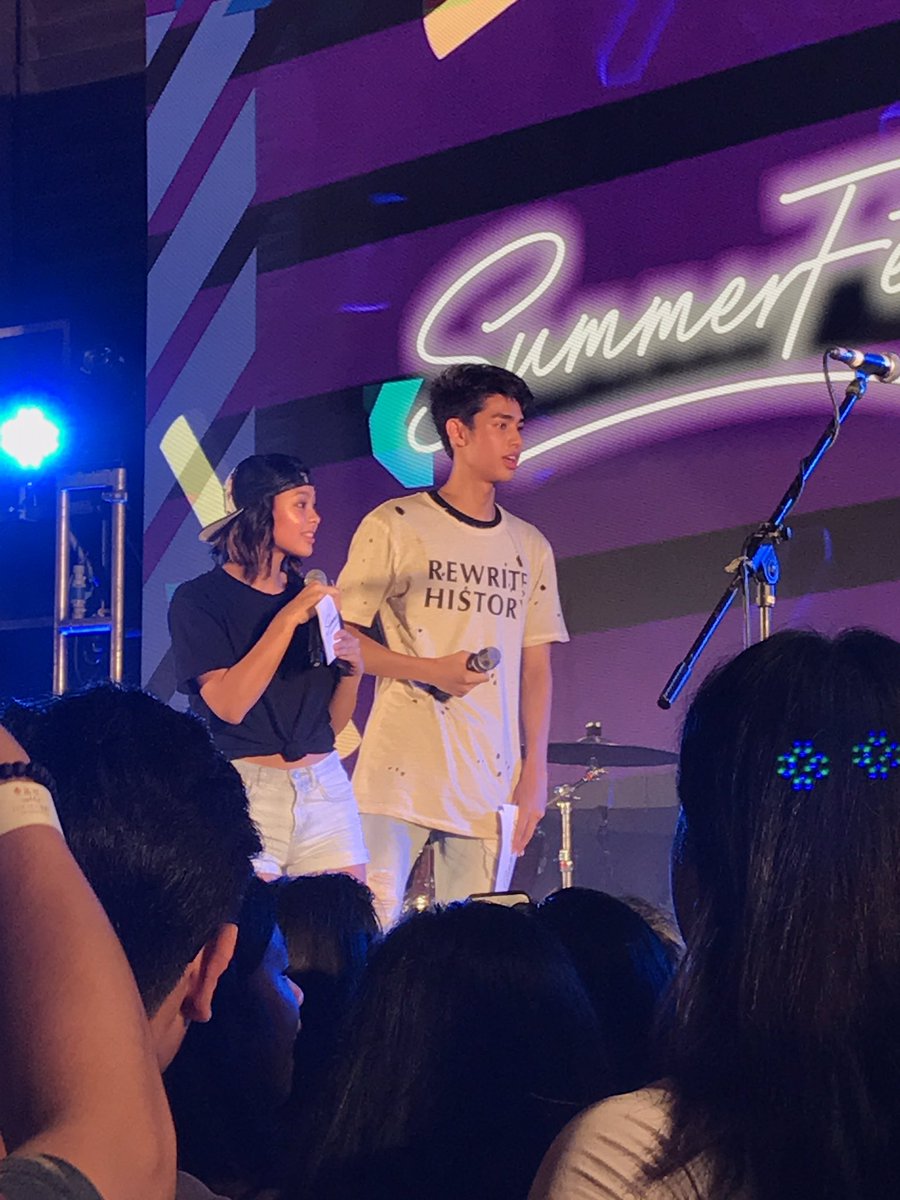 ruwxn's tweet photo. Can i slide my finger on that jaw? π damn you're much more handsome in person!! πβ€οΈ @donnypangilinan #FNLSummerFest https://t.co/oKZzhO9QlK