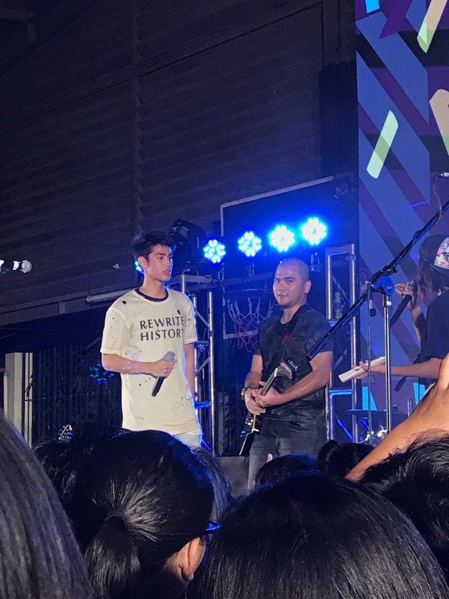 ruwxn's tweet photo. Can i slide my finger on that jaw? π damn you're much more handsome in person!! πβ€οΈ @donnypangilinan #FNLSummerFest https://t.co/oKZzhO9QlK