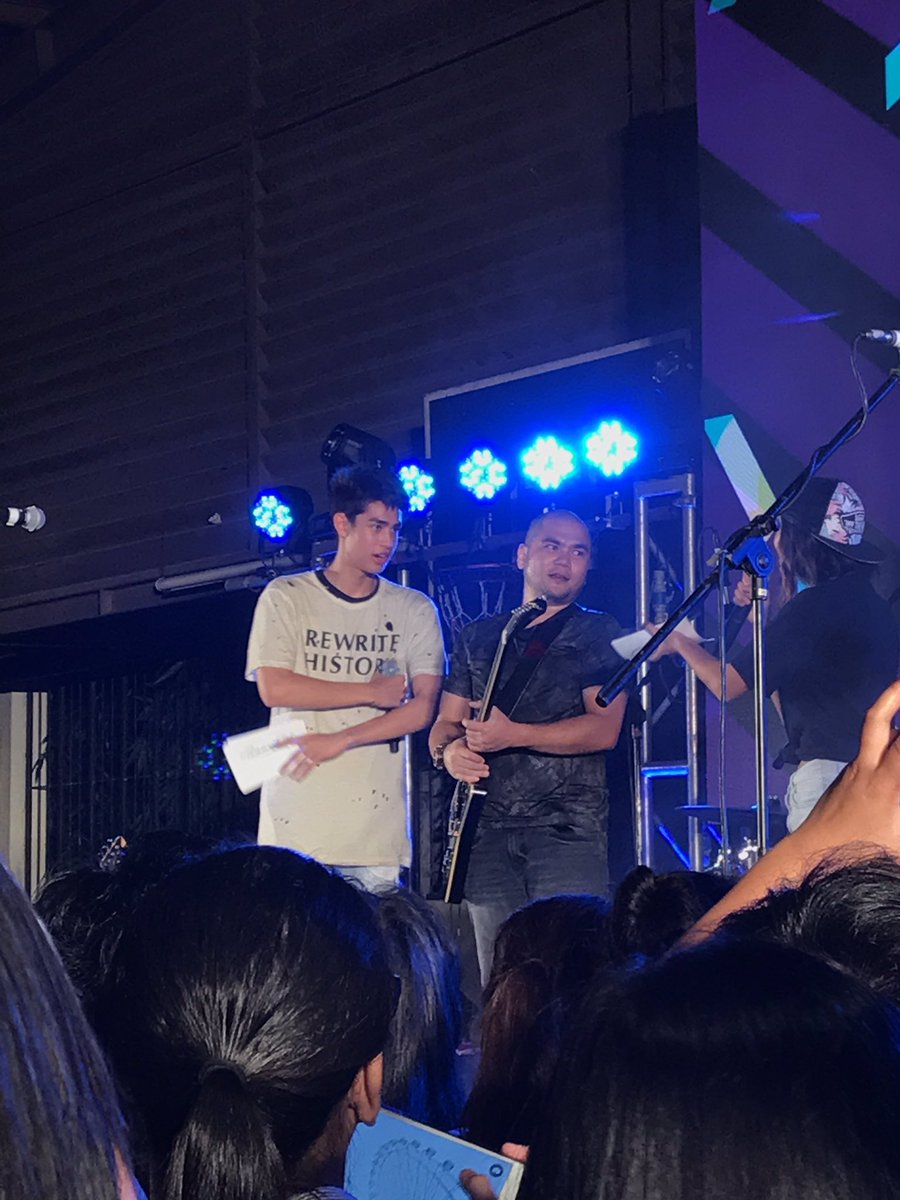 ruwxn's tweet photo. Can i slide my finger on that jaw? π damn you're much more handsome in person!! πβ€οΈ @donnypangilinan #FNLSummerFest https://t.co/oKZzhO9QlK