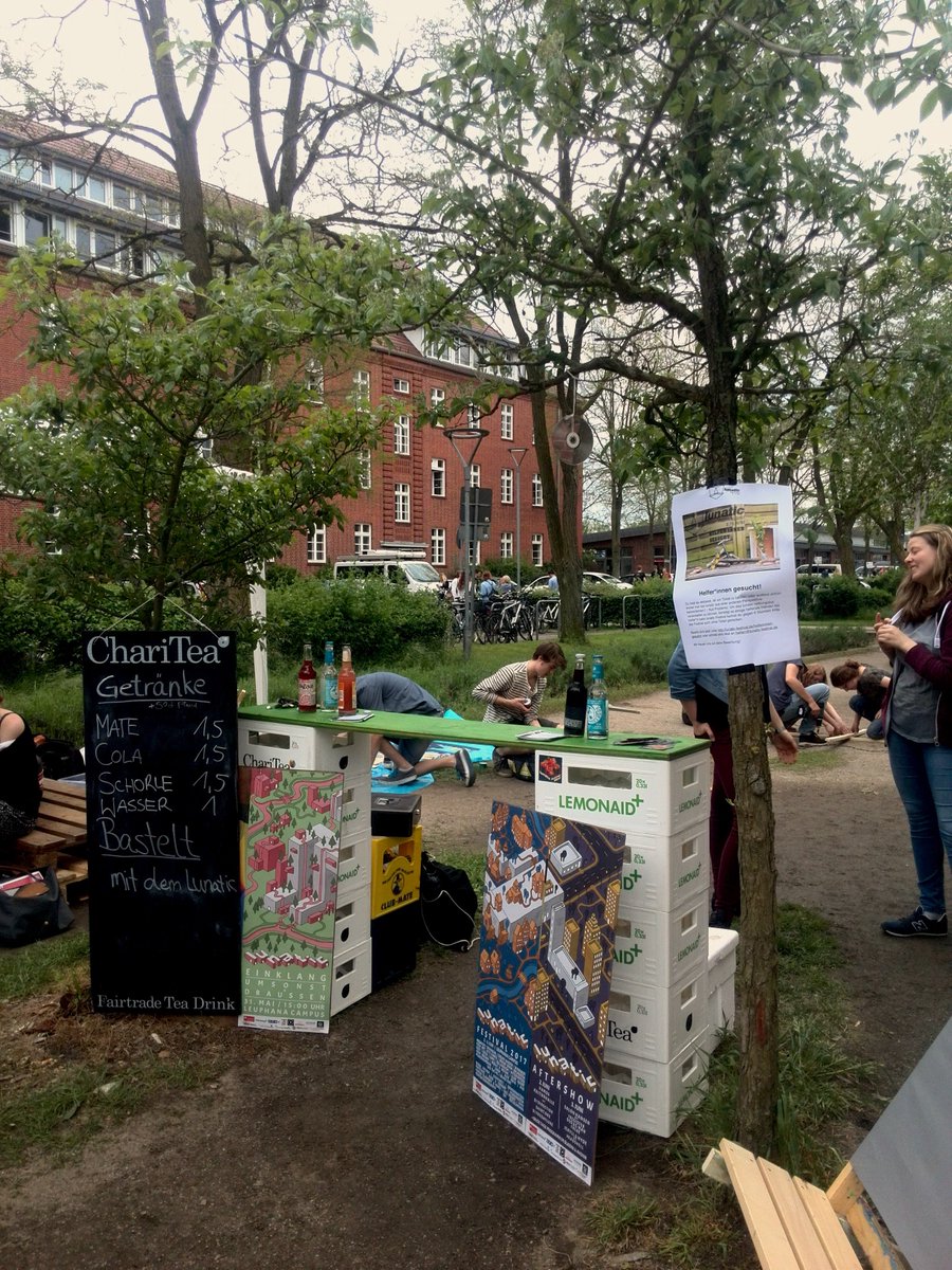 Drinks und Eigenwerbung. Jemand noch Bock Helfer*In auf'm lunatic zu werden? Go ahead! #lunaticfestival #lunatic2017 #teamvermittlung