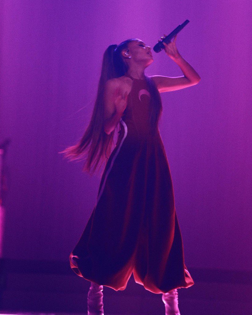 portalarianasb1's tweet photo. relaxitsonlyfashion: Moonlight bae #TimStyles #dangerouswomantour” https://t.co/KyG9yK8GnL