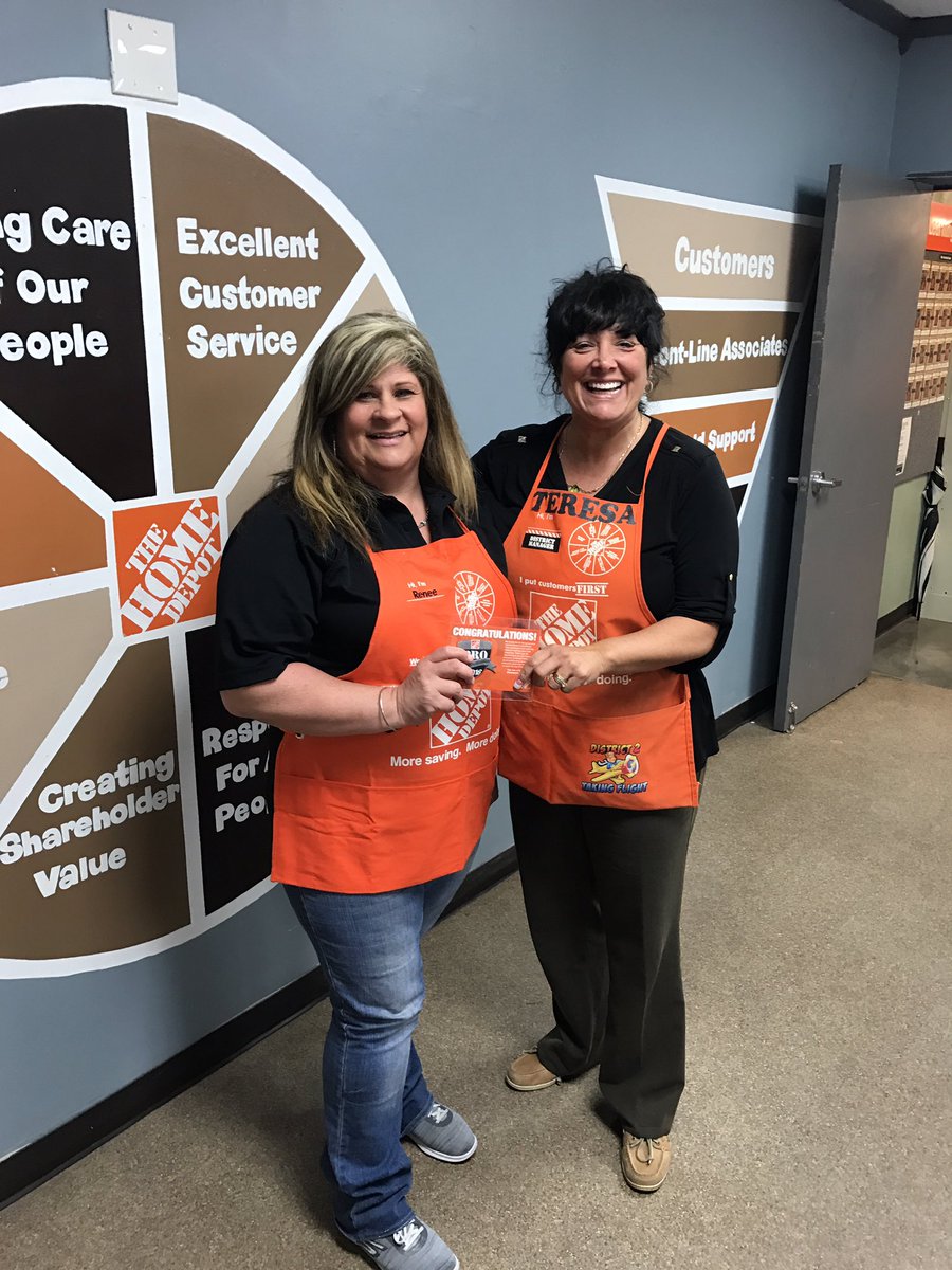 thursonwanghd's tweet photo. Renee, PASA at 0151, HIram getting her platinum award from the PRO team, being presented by Teresa Chapman! https://t.co/VmObQLMGYS