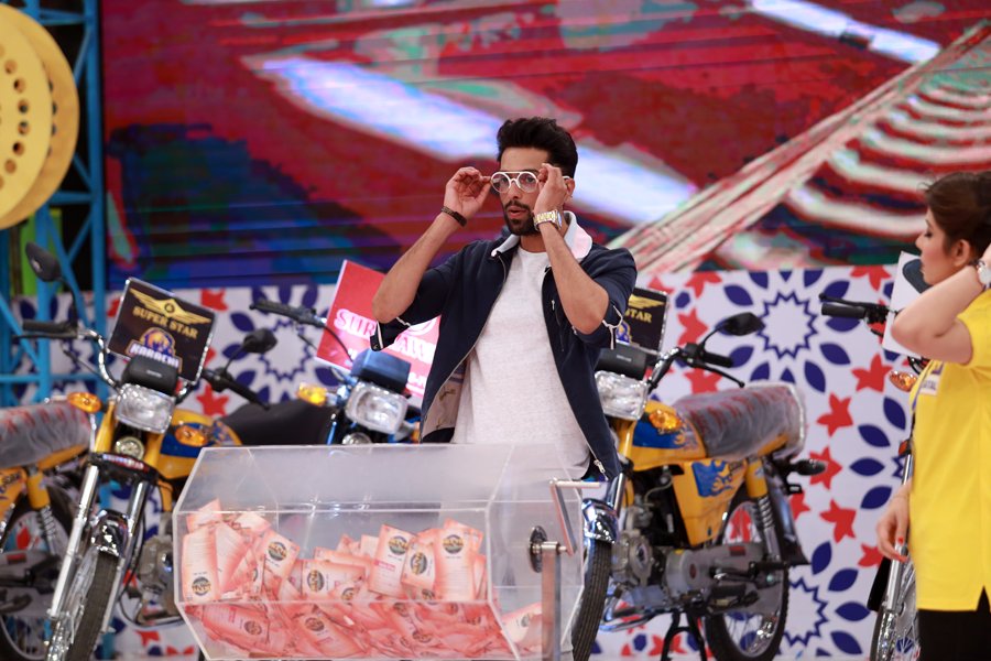 fahadmustafa26's tweet photo. #JeetoPakistan #3rdAnniversary #ARYDIGITAL https://t.co/sm8P29DTW1
