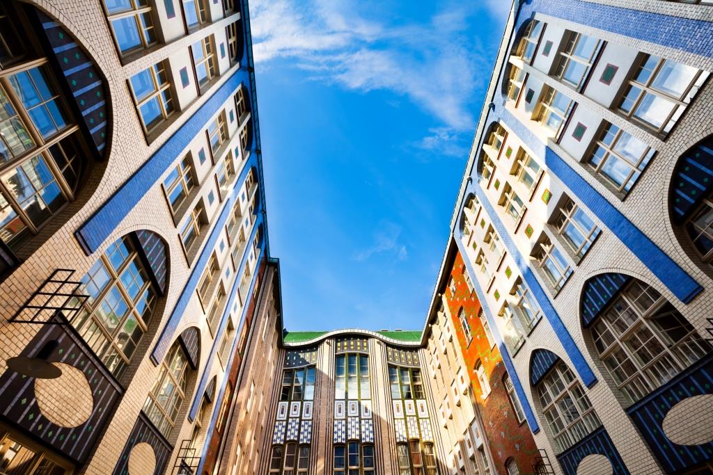 RitzCarlton's tweet photo. Visit the historical courtyard ensemble “Hackesche Höfe” which hosts cafés, art galleries and original shops. #Berlin #hackeschehoefe https://t.co/omAsLvWjCo