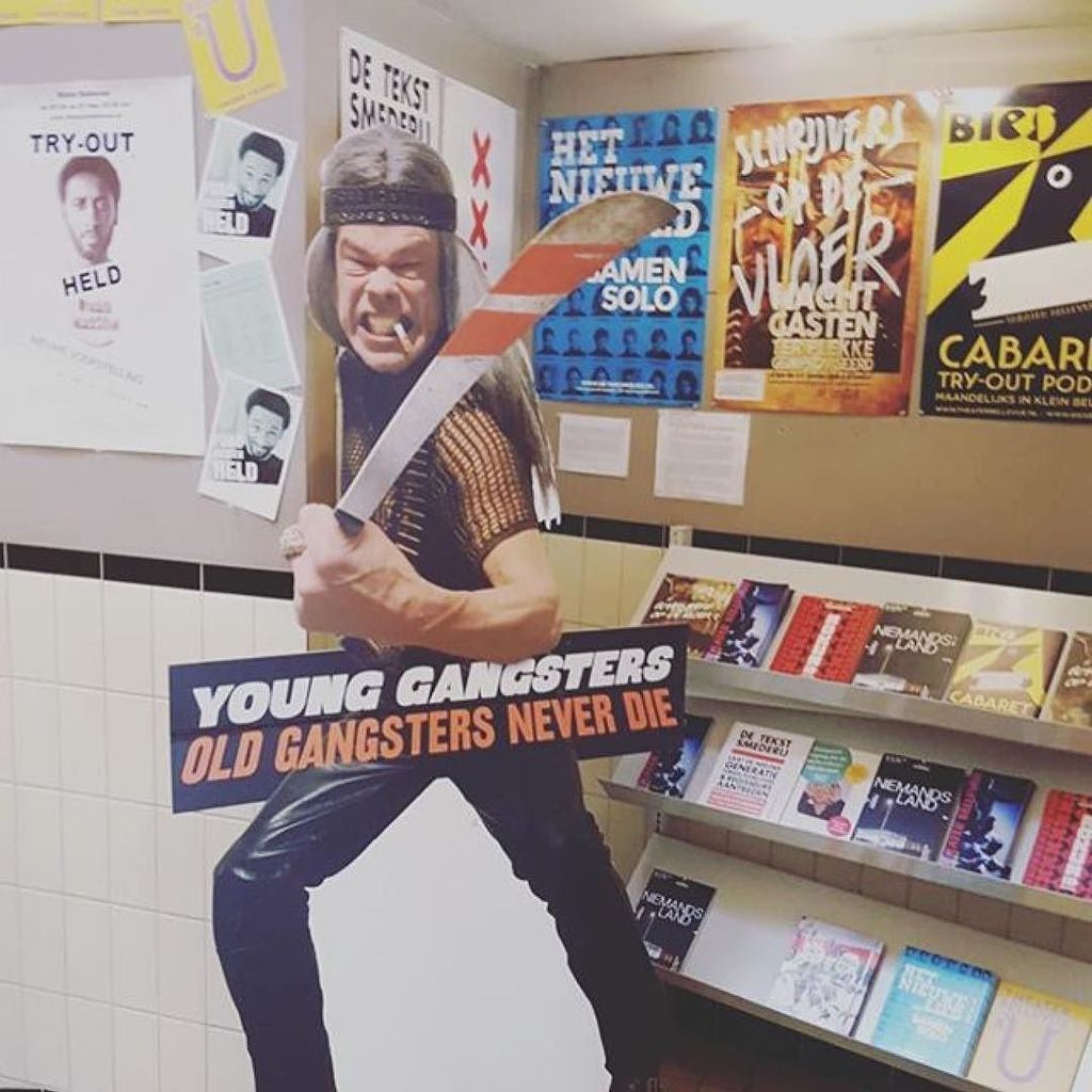 Haha, I love it when a plan comes together. Kartonnen Ko (van den Bosch) in de hal van <a href="/theaterbellevue/">Theater Bellevue</a> 😂👍💪🏻! #hil… ift.tt/2rzL7GS