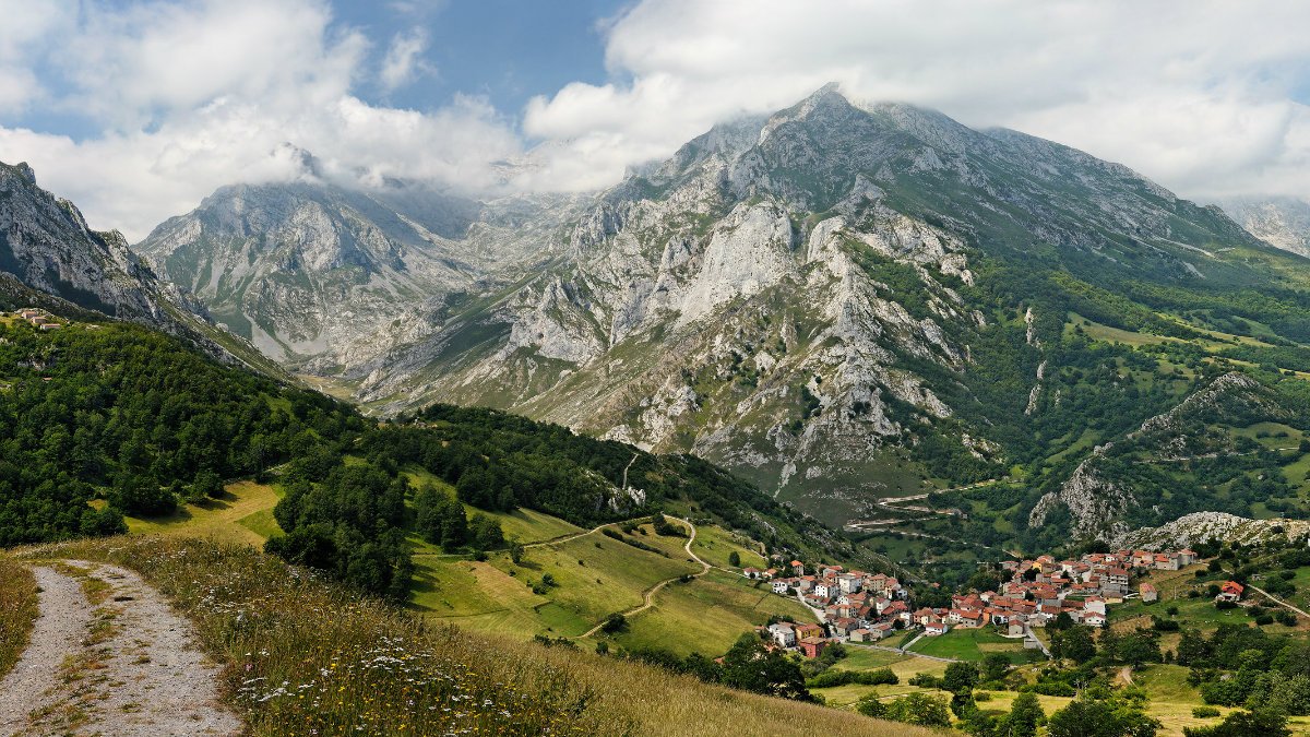 radio3_rne's tweet photo. .@BosqueHabitado está sonando desde la Montaña Oriental Costera de Cantabria y su extensa lista de Hábitats 🔊https://t.co/btVQYBFVKU https://t.co/pOEv6eYdL8