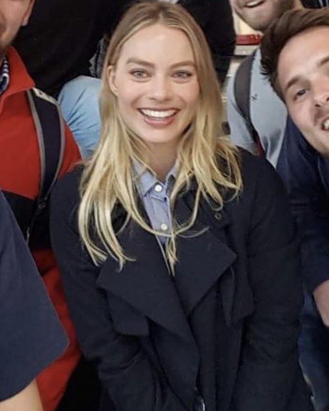 badpostmargots's tweet photo. NEW: {LQ} margot photographed at Heathrow Airport in London today. 📸 https://t.co/YkyU3C4pmA