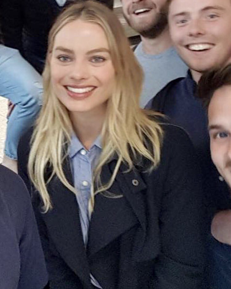 badpostmargots's tweet photo. NEW: {LQ} margot photographed at Heathrow Airport in London today. 📸 https://t.co/YkyU3C4pmA