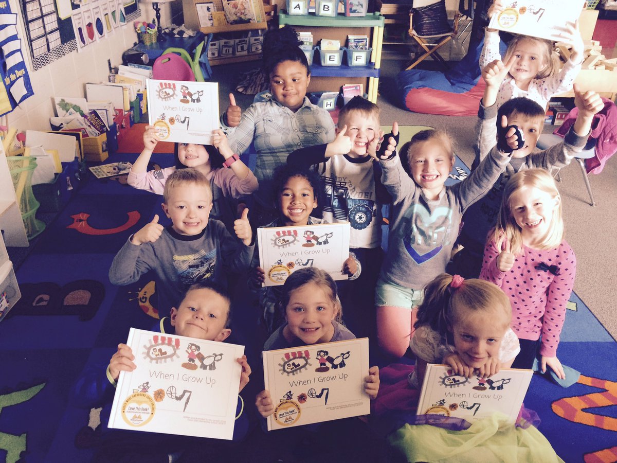 Forest Glen Elementary students with Studentreasures classbooks