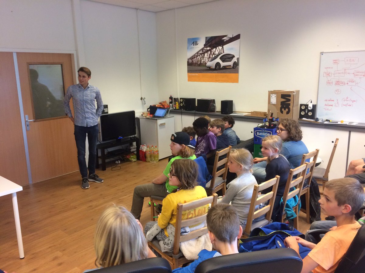 inspirationhtc's tweet photo. Op bezoek bij @AmberMobi met slimste kinderen van Nederland op slimste km2 @hightechcampus tijdens de High Tech camping ! Wat gaaf! Dank! https://t.co/9lXtjwPjw4