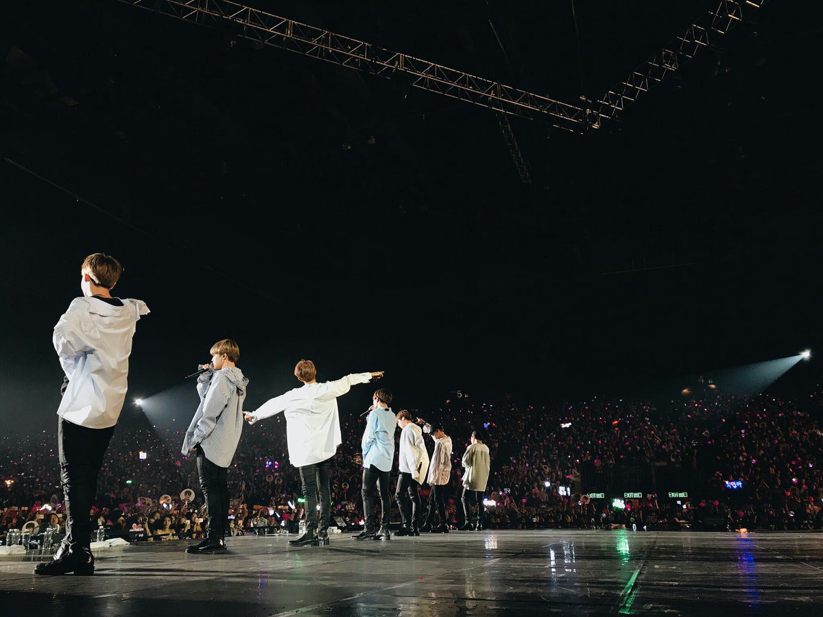 Бтс love yourself концерт. Amas 2017 бтс. Группа бтс на сцене. Группа бтс на сцене. Группа бтс на сцене.