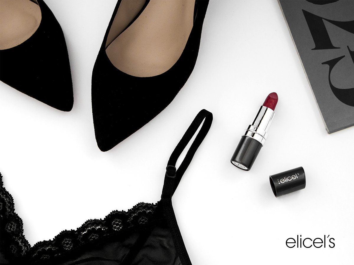 ElicelsMakeup's tweet photo. #Outfit Nocturno con acabado MATE 💄
#Look elegante o sexy, al estilo Matt &amp; Bold. 👄
--> Rojo Mate Nº 42. ¿Todavía no lo #probaste? <-- https://t.co/wXL3BNkt5z
