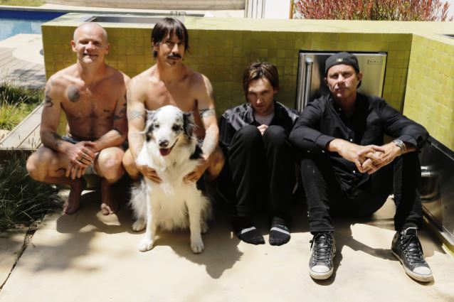 RED HOT CHILI PEPPERS Pay Tribute To CHRIS CORNELL In Indianapolis (Video) blabbermouth.net/news/red-hot-c… https://t.co/WSyxOLmvEs