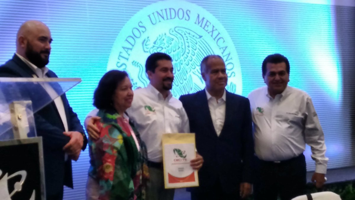 RomeroMenaFco's tweet photo. A nombre del CECyTEJ, un honor haber recibo el certificado Padrón de Buena Calidad,resultado del trabajo de padres,alumnos,docentes y adtvos https://t.co/lPXJbTvLvr