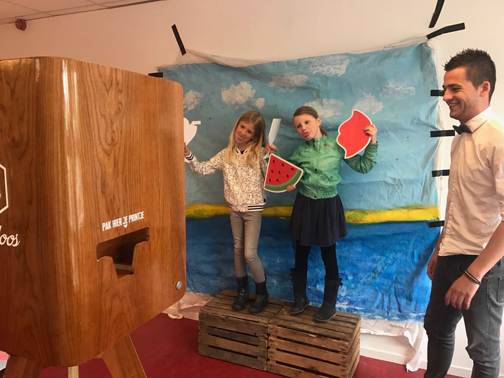 Fotodoos's tweet photo. Een feest met 500 kinderen zorgt niet alleen voor leuke foto's, maar ook voor een enorme glimlach op het gezicht van onze held! #photobooth https://t.co/mnpncpfdam
