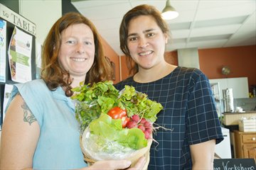 Members of new Food for Thought Club meet monthly at @CollingwoodPL to share recipes and cooking tips. simcoe.com/community-stor…