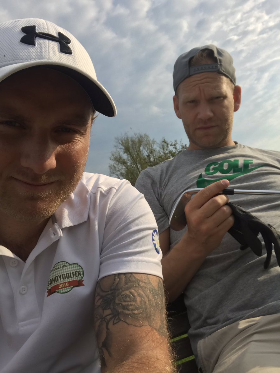 Tävlingsledningen är ute och försöker golfa.. ⛳️🏌🏼 4 veckor kvar! #bandygolfen