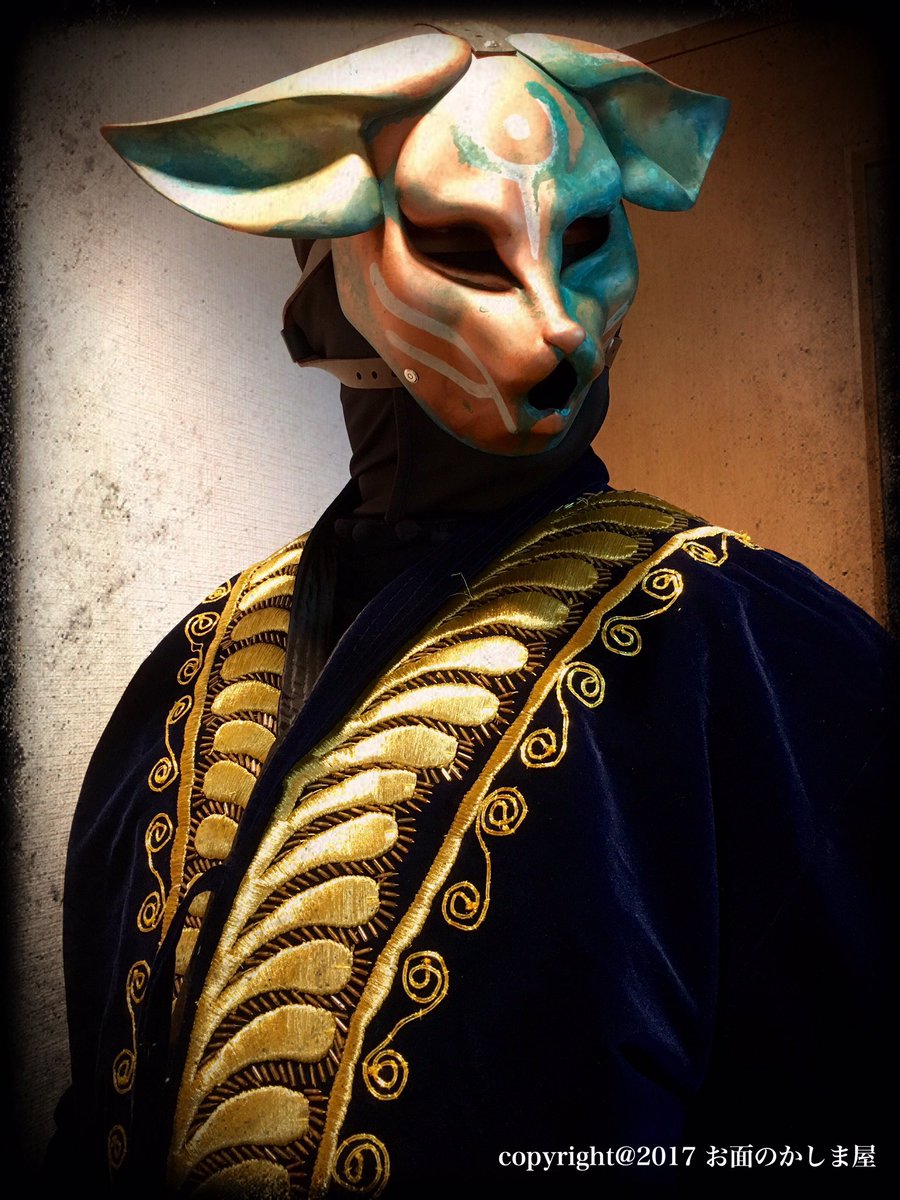 お面のかしま屋だったもの フェネック狐面 のサイズですが 男性が装着するとこのようなサイズ感になります 男性代表でトールに被ってもらってます 鬼狐よりも小さい作りなので 男性が装着すると格段に頭身が上がります お面のかしま屋