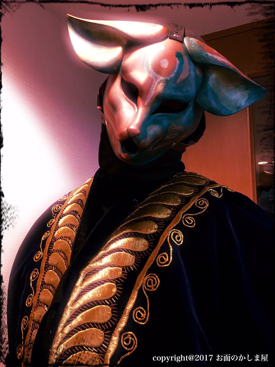 お面のかしま屋だったもの フェネック狐面 のサイズですが 男性が装着するとこのようなサイズ感になります 男性代表でトールに被ってもらってます 鬼狐よりも小さい作りなので 男性が装着すると格段に頭身が上がります お面のかしま屋