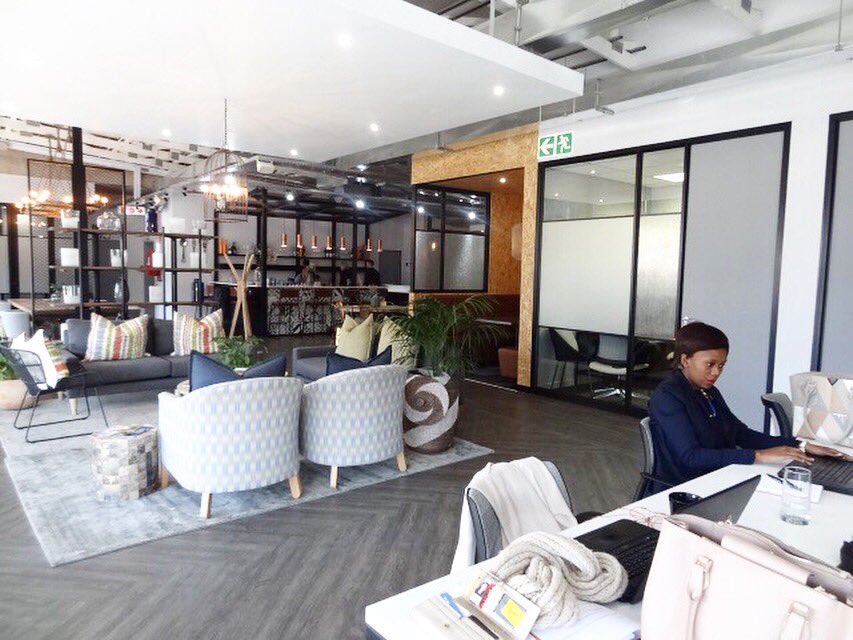 CreativeBossCo's tweet photo. @dianagordonco a few moments ago at our office before we rush to #sbincubator for #SBHACKATHON https://t.co/9eUrRboZji
