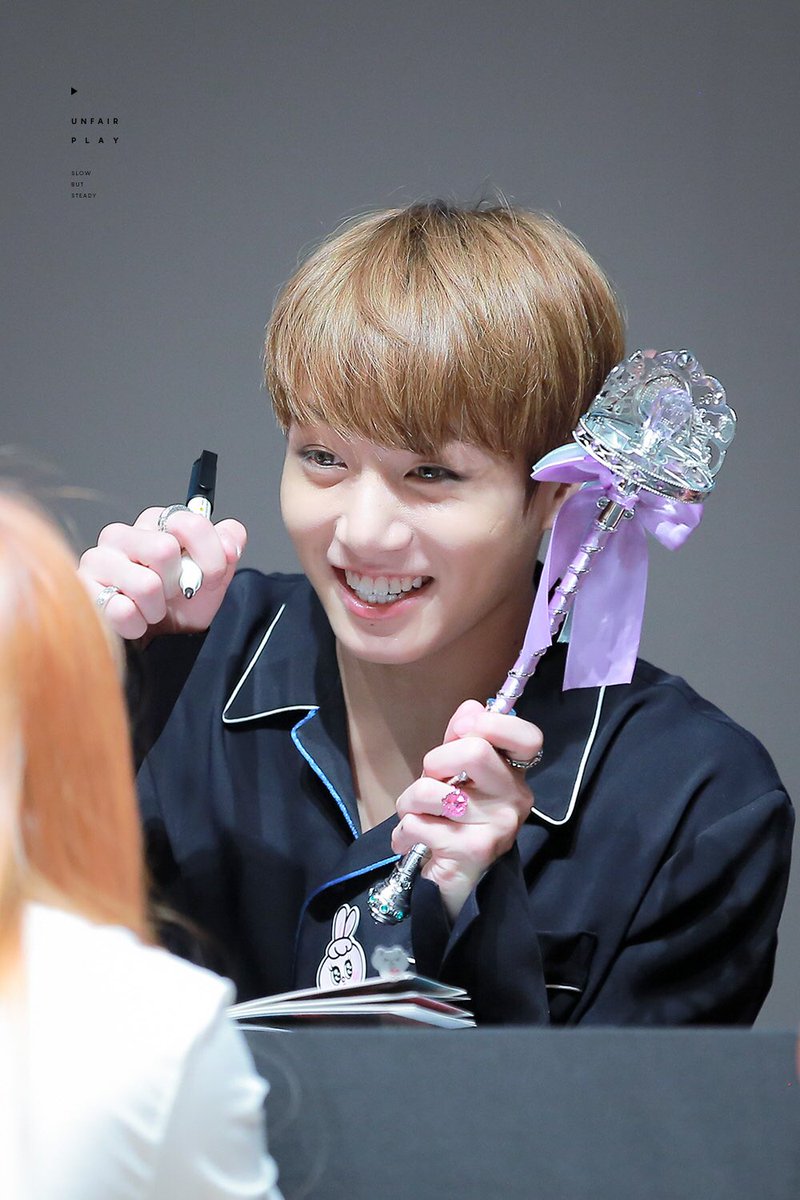 jeonggukupdates's tweet photo. The way he grits his teeth when he acts cute or when he is shy is so precious 😁

Vote for BTS as Billboard Top Social Artist!
#BTSBBMAs https://t.co/BB3dUBYnnV