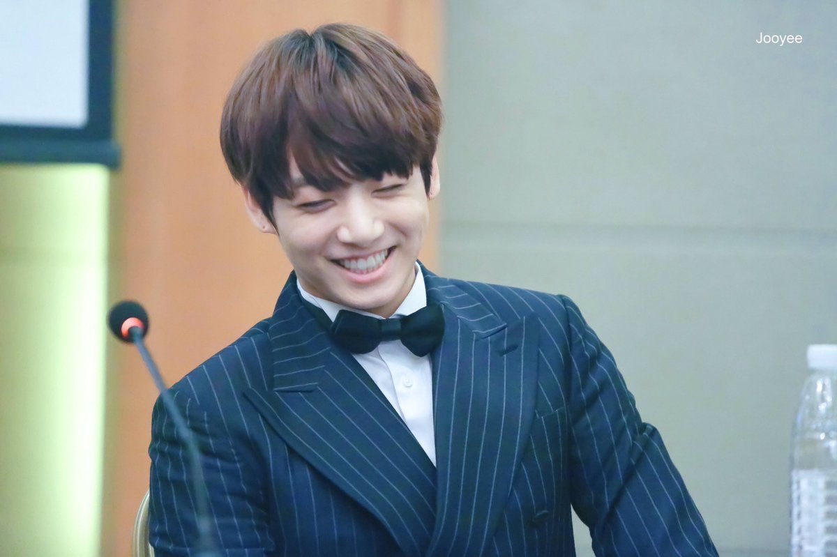 jeonggukupdates's tweet photo. The way he grits his teeth when he acts cute or when he is shy is so precious 😁

Vote for BTS as Billboard Top Social Artist!
#BTSBBMAs https://t.co/BB3dUBYnnV