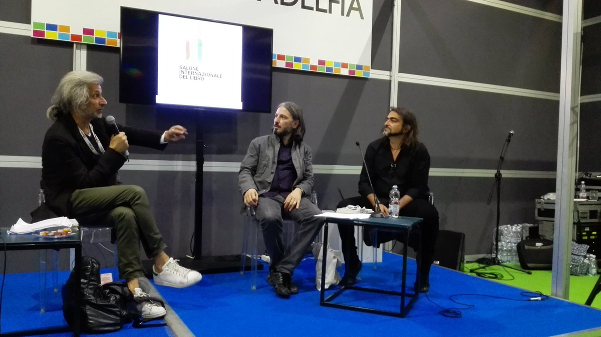 stellasacchini's tweet photo. "Andate e moltiplicatevi", dice #Joyce alle parole. @EnricoTerrinoni e @fbpedone "interrogati" da Alessandro Bergonzoni
@SalonedelLibro https://t.co/j8zuzwcD2u