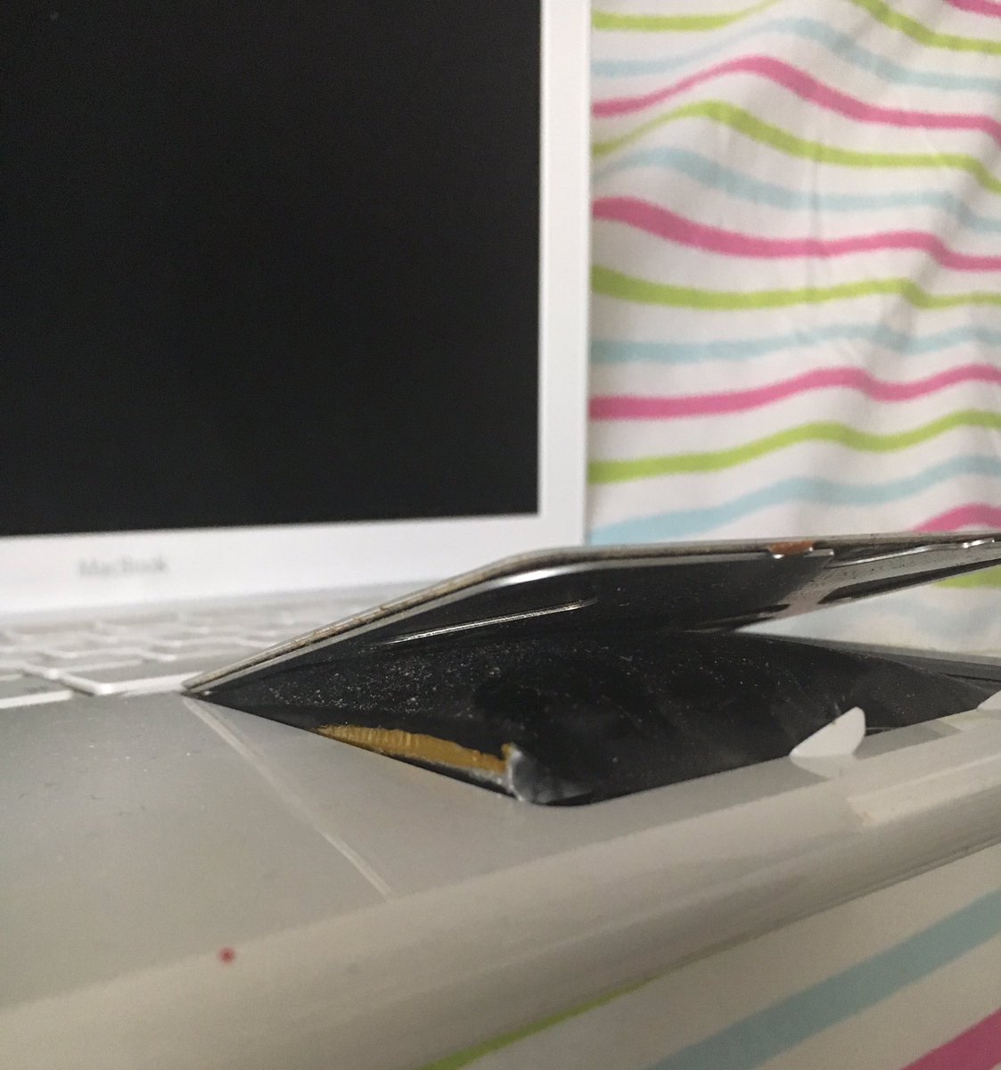 clafabs's tweet photo. Surprise du jour, quelqu'un a déjà vu un truc pareil ? #freaky #help #mac #apple #fail #sav https://t.co/MCqopxoVpg
