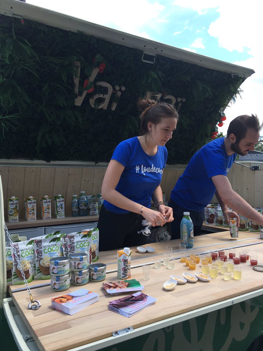 franprix's tweet photo. @vaivaiconnexion nous fait découvrir ses produits eau de coco, huile de coco etc... grâce à son camion #Vaivai #loveCoco #cocoAddict https://t.co/cOtzQuyAvh