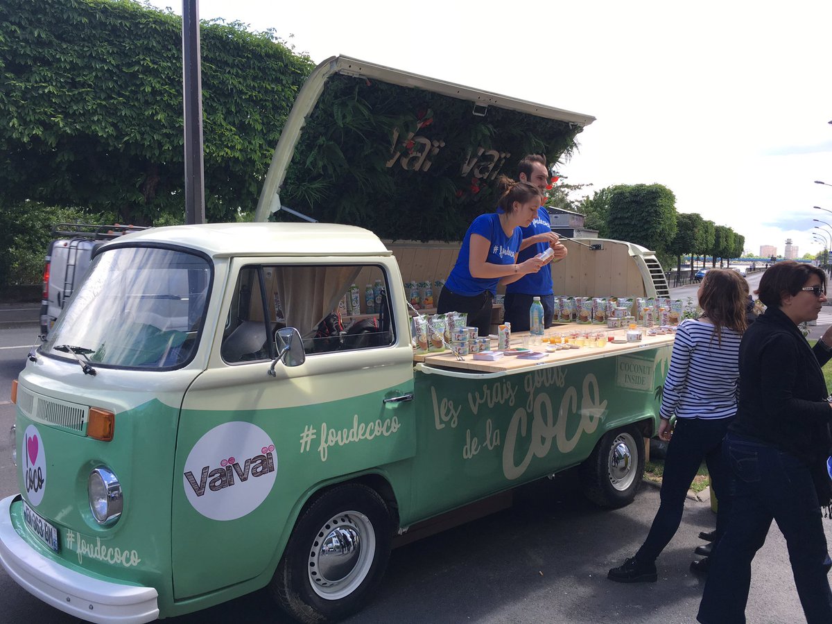 franprix's tweet photo. @vaivaiconnexion nous fait découvrir ses produits eau de coco, huile de coco etc... grâce à son camion #Vaivai #loveCoco #cocoAddict https://t.co/cOtzQuyAvh
