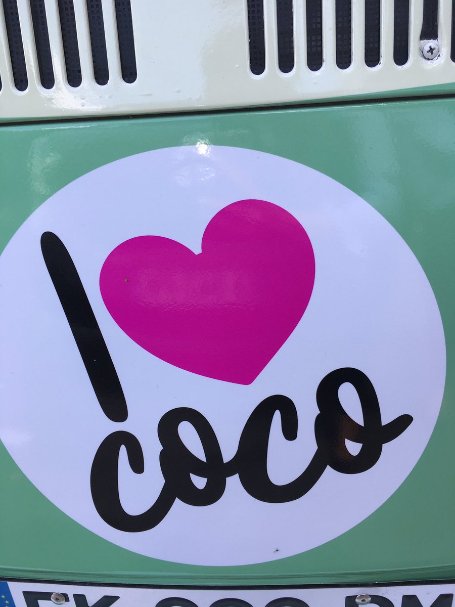 franprix's tweet photo. @vaivaiconnexion nous fait découvrir ses produits eau de coco, huile de coco etc... grâce à son camion #Vaivai #loveCoco #cocoAddict https://t.co/cOtzQuyAvh
