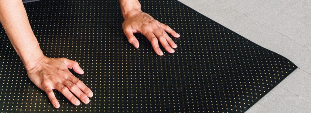 HEXPerformance's tweet image. "yoga mats are pocked with little holes and organisms like to live in that, especially if you’re sweating" -Dr. Robert Lahita #sweatscience