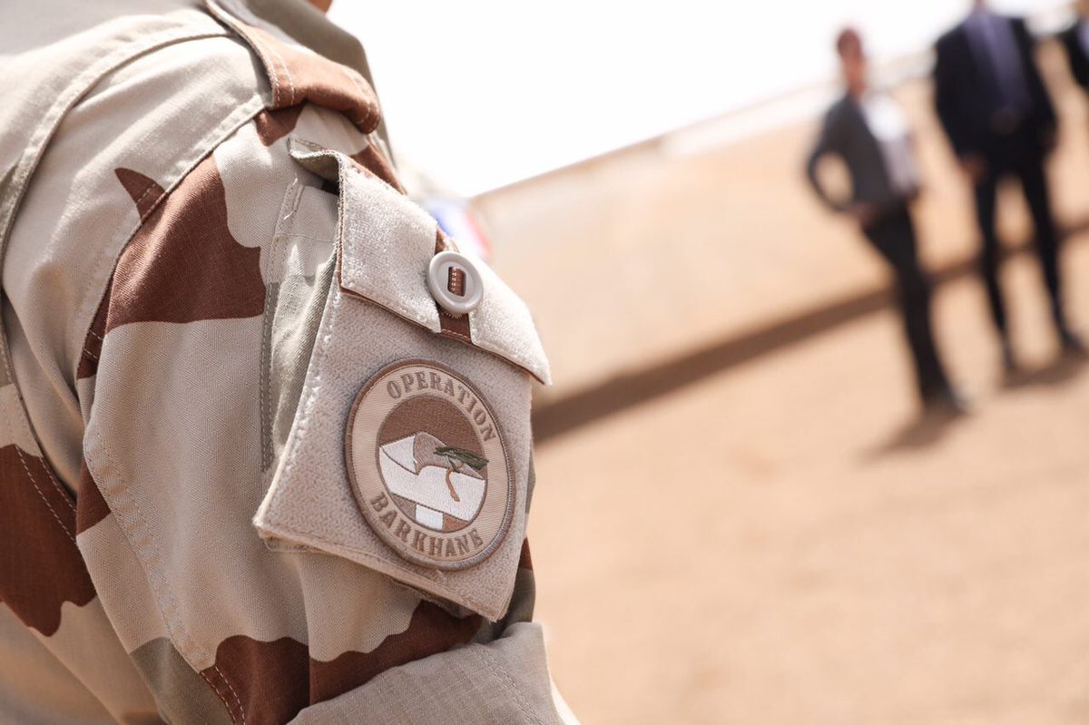 EmmanuelMacron's tweet photo. La France est engagée depuis le début aux côtés du Mali. Elle continuera à l'être. https://t.co/tL3L0JuTel