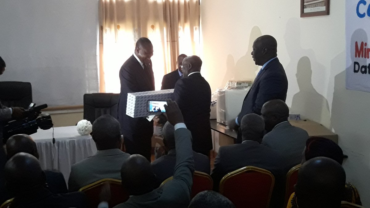 IrsenMrsit15's tweet photo. Remise ce matin par le MRSIT #Hellot Matson MAMPOUYA  D'équipements scientifiques et consommables reçu par le DG de l'Irsen Pr  BOUKA BIONA https://t.co/OeOmVR5VL5