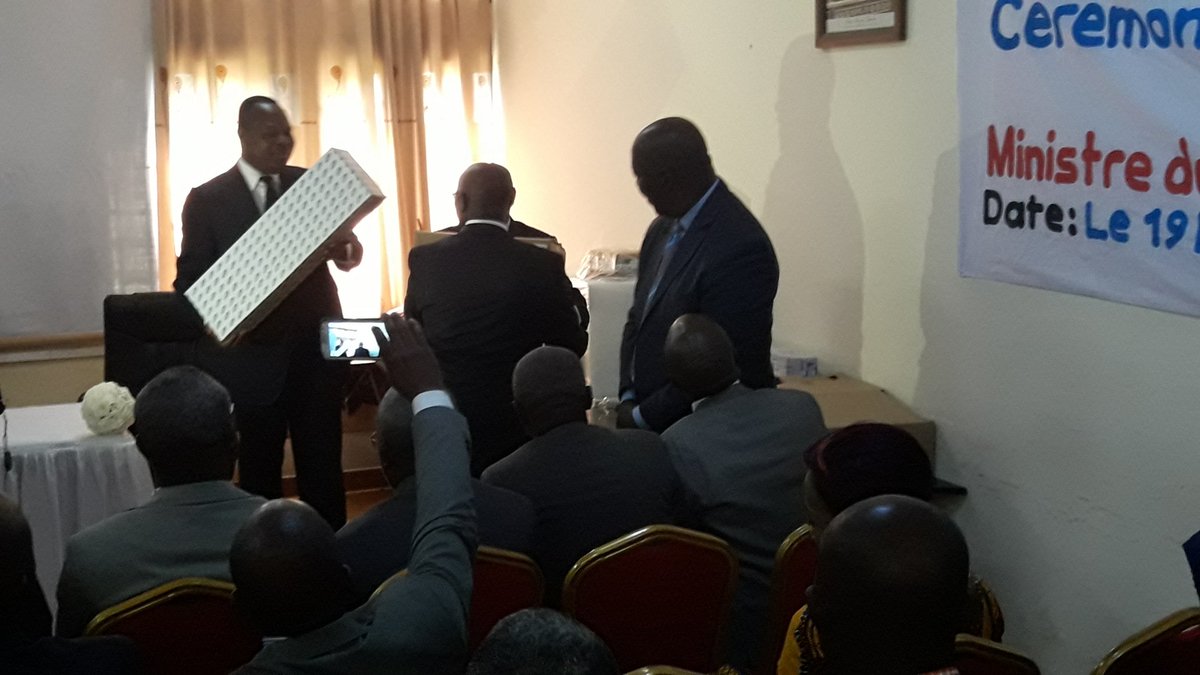 IrsenMrsit15's tweet photo. Remise ce matin par le MRSIT #Hellot Matson MAMPOUYA  D'équipements scientifiques et consommables reçu par le DG de l'Irsen Pr  BOUKA BIONA https://t.co/OeOmVR5VL5