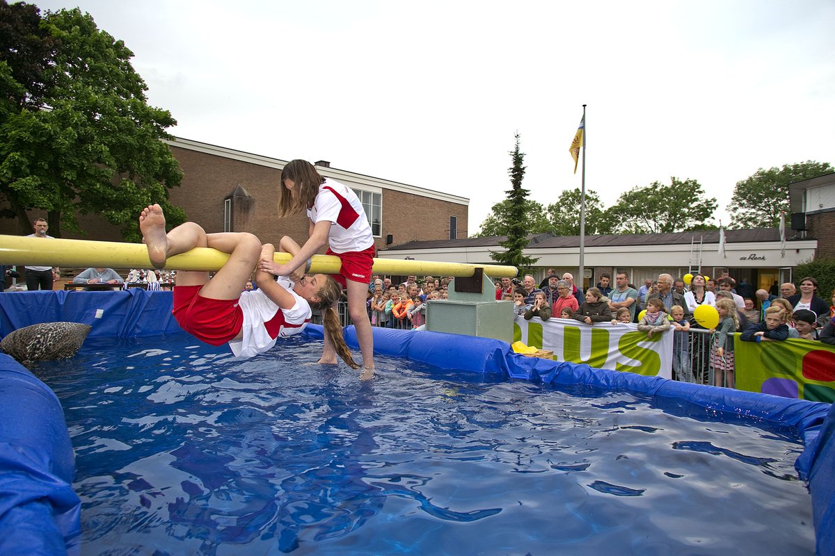 Gisteravond was het weer tijd voor het jaarlijkse boegsprietvechten in Dubbeldam! destemvandordt.nl/nieuws/algemee…